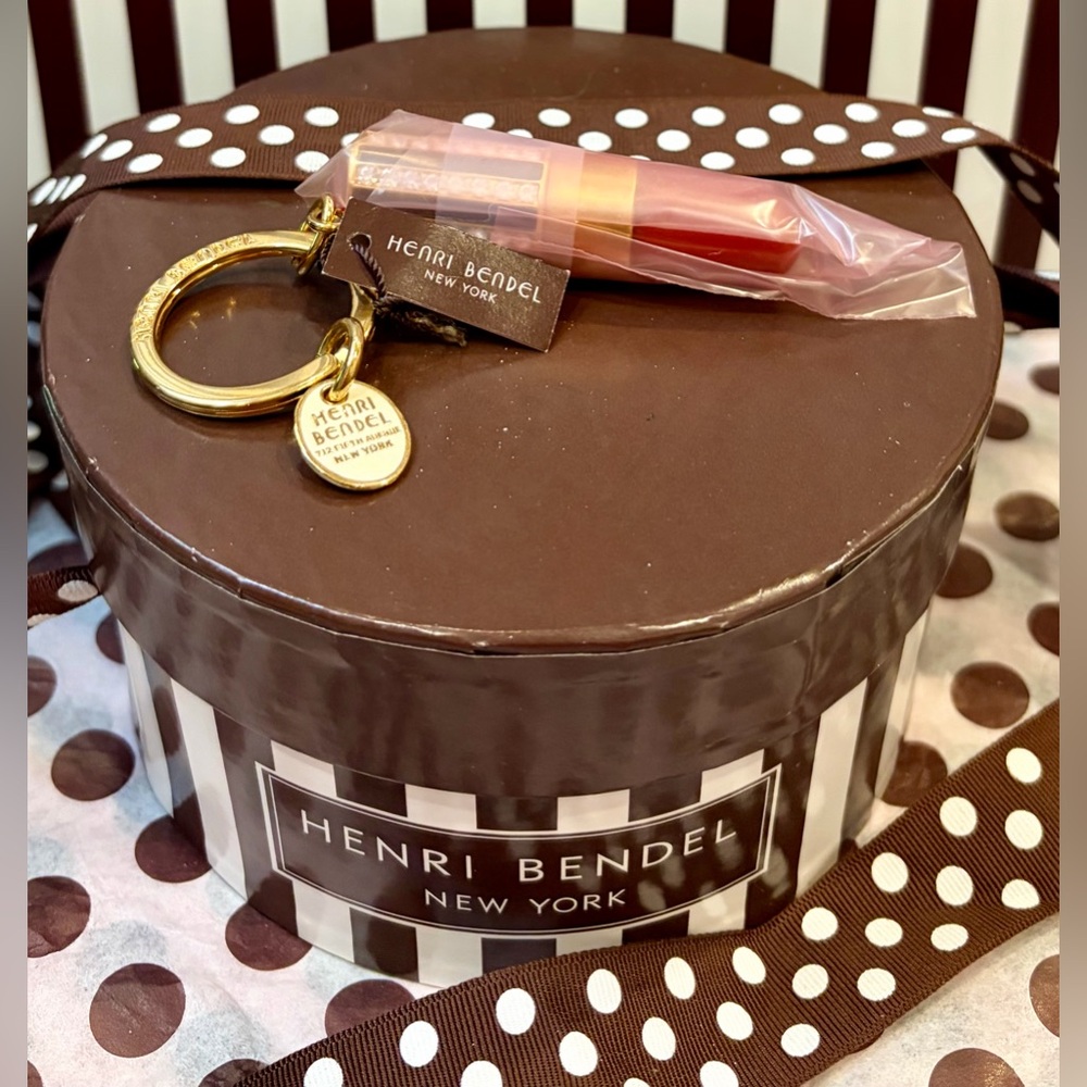 NWT HENRI BENDEL Red Lipstick Keychain, Gold Hardware & Crystals
Comes w/dusty - Picture 9 of 9